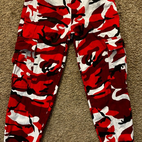 Rue 21 Woman’s Size Sm. Red Camo print Joggers Cargo pockets Great condition - Picture 11 of 16